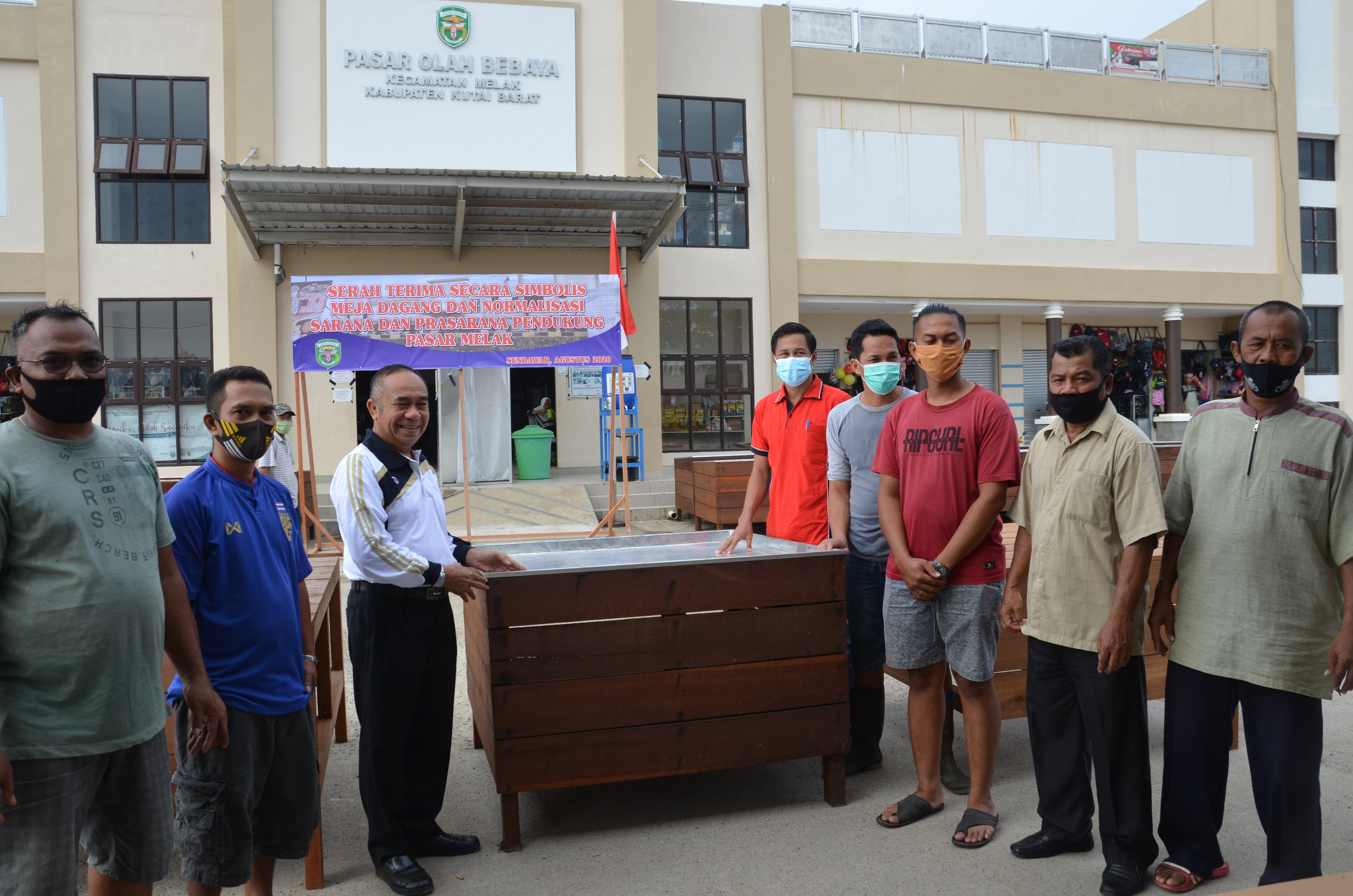 Wabup Serahkan Bantuan Meja, di Pasar Olah Bebaya, Dorong Ekonomi Kerakyatan