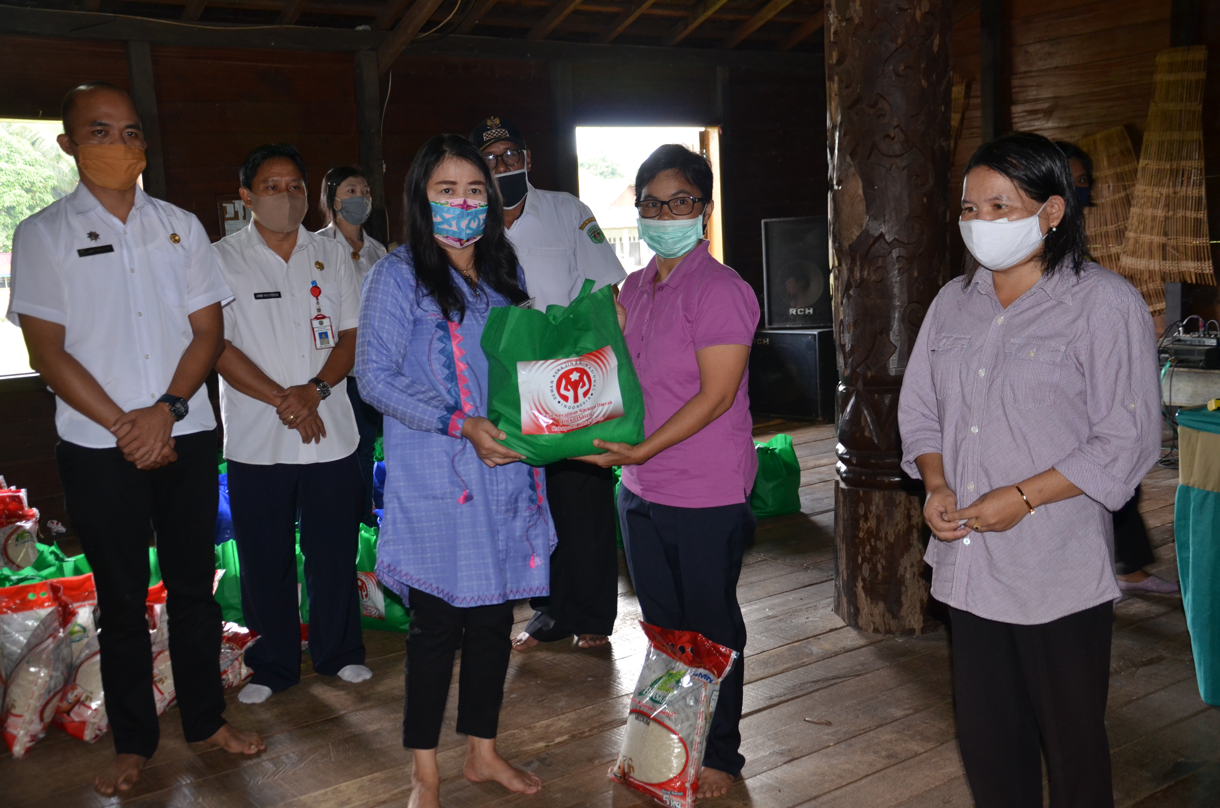 Dekranasda Salurkan 115 Paket Sembako, Kepada Perajin Binaannya, di Linggang Bigung dan Tering