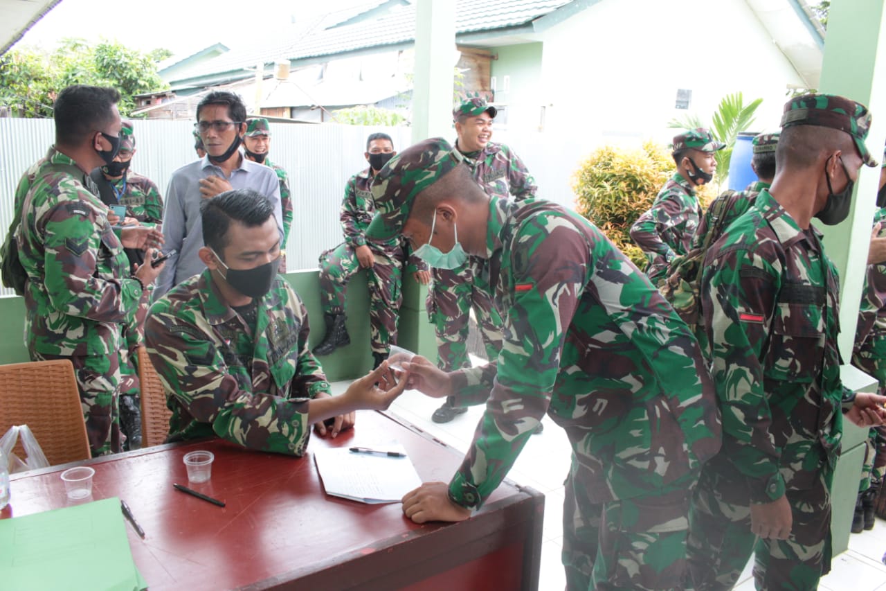 Puluhan prajurit TNI Kodim 0912 Kutai Barat menjalani pemeriksaan uji narkoba