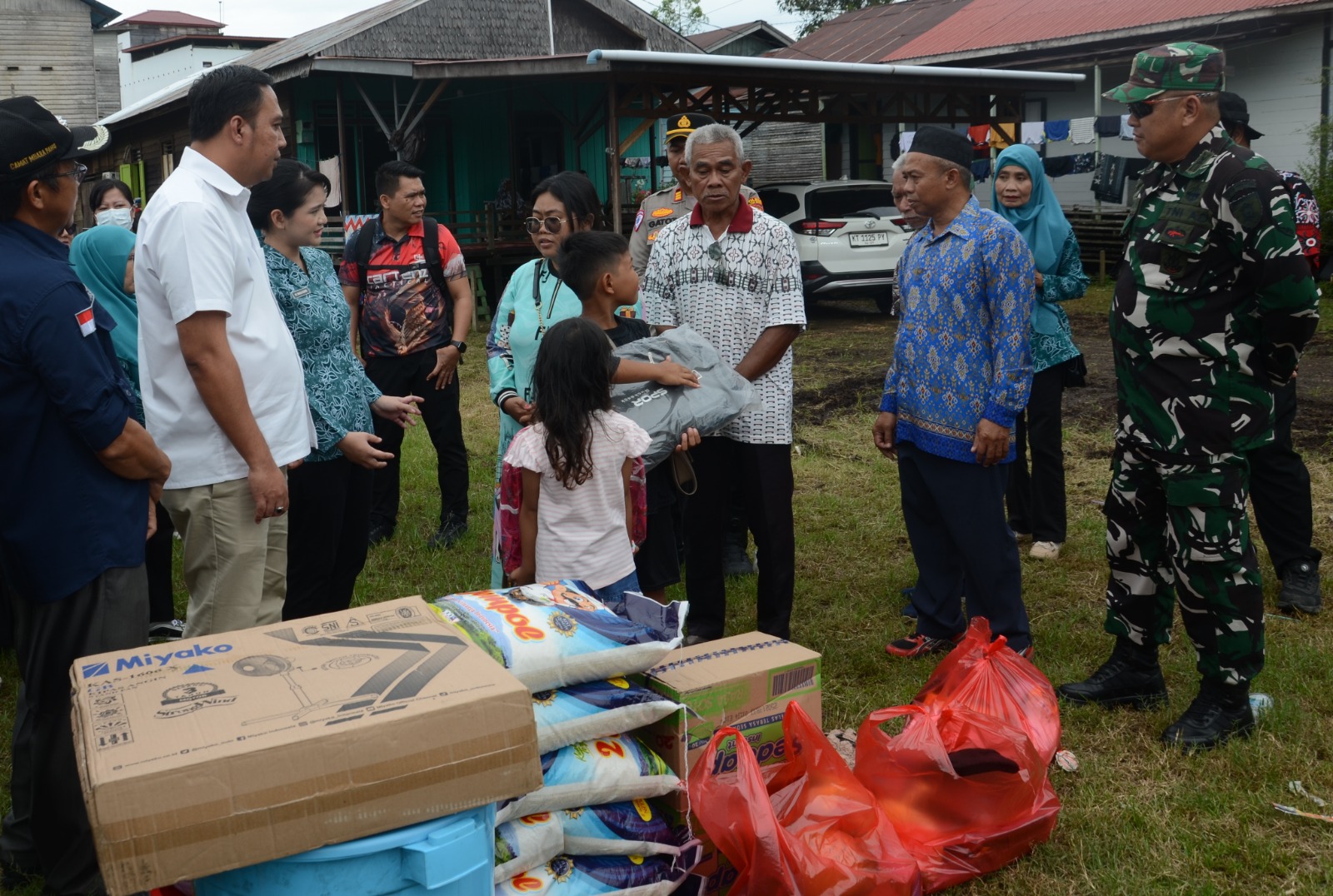 Bupati Salurkan Bantuan Kebakaran di Melak, Masyarakat Diingatkan Mengecek Listrik dan Kompor