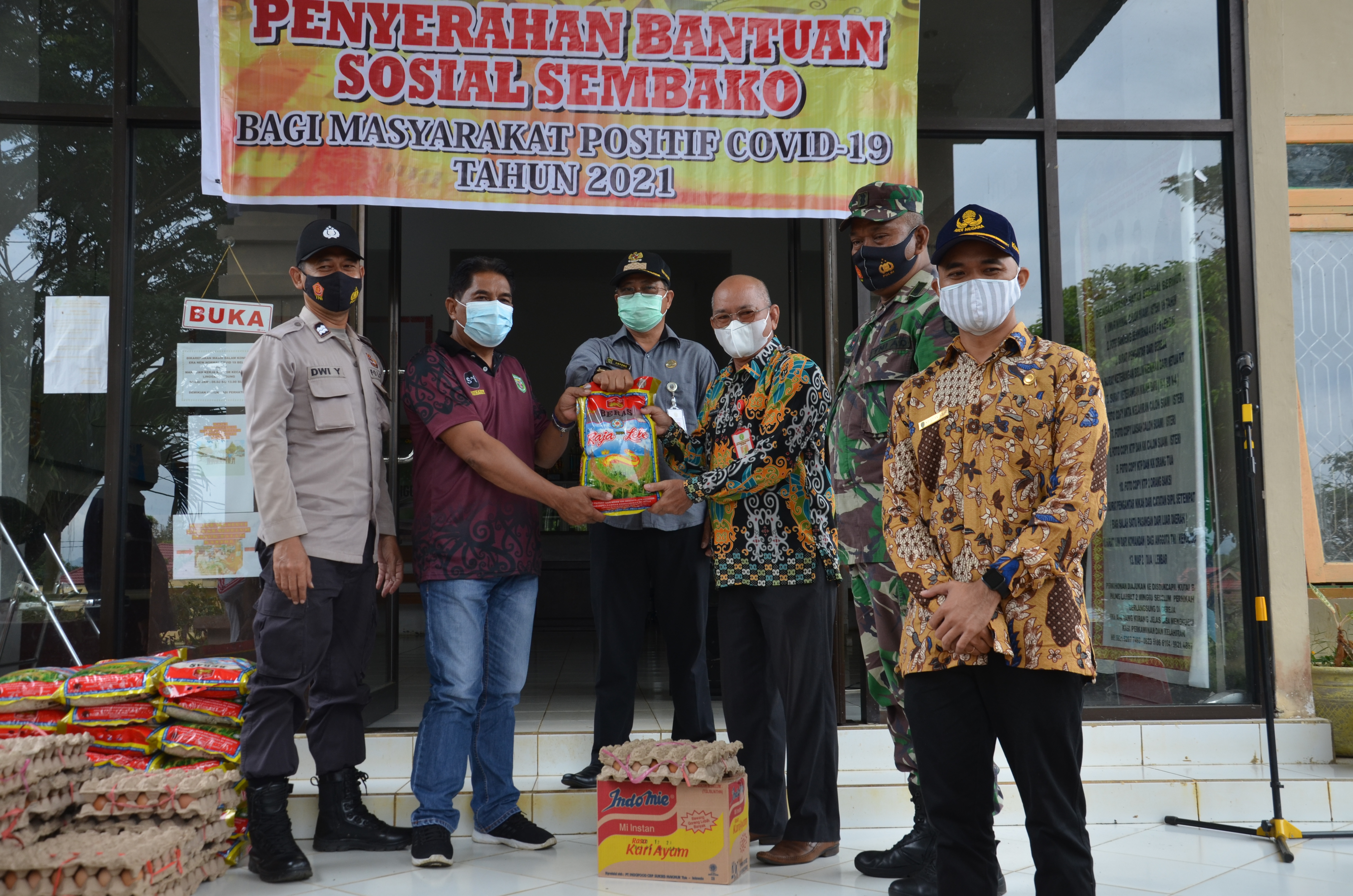 Pemkab Salurkan Paket Sembako, Bagi Masyarakat Positif Covid-19, di Linggang Bigung