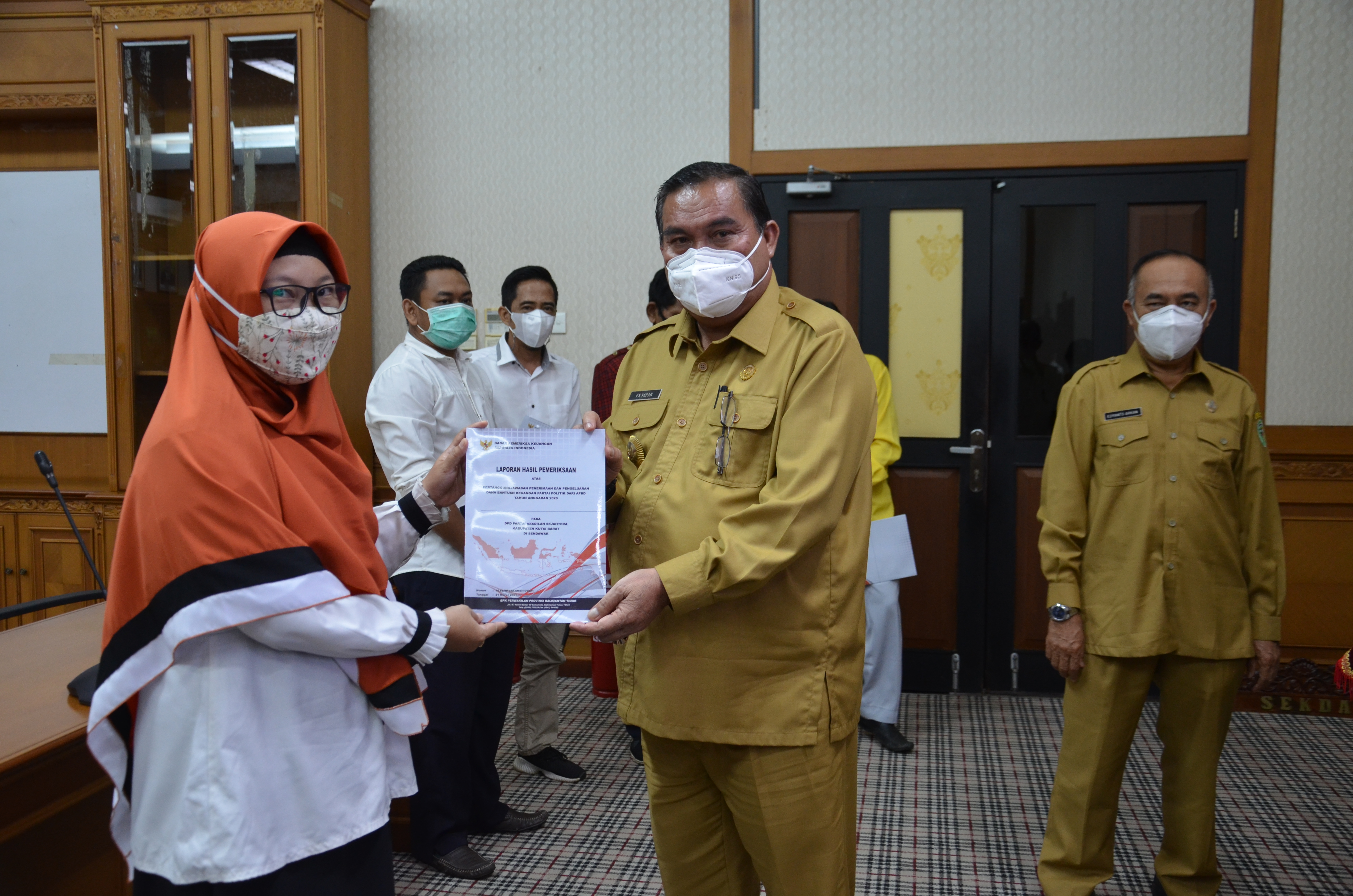 Bupati Serahkan LHP Bantuan Parpol, ke 10 Parpol, di Kubar