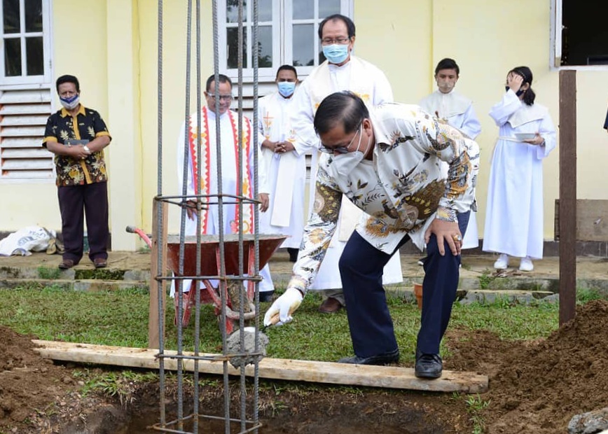 Sekkab, Tandai Peletakan Batu Pertama  , Pembangunan Gereja Katolik, di Linggang Bigung