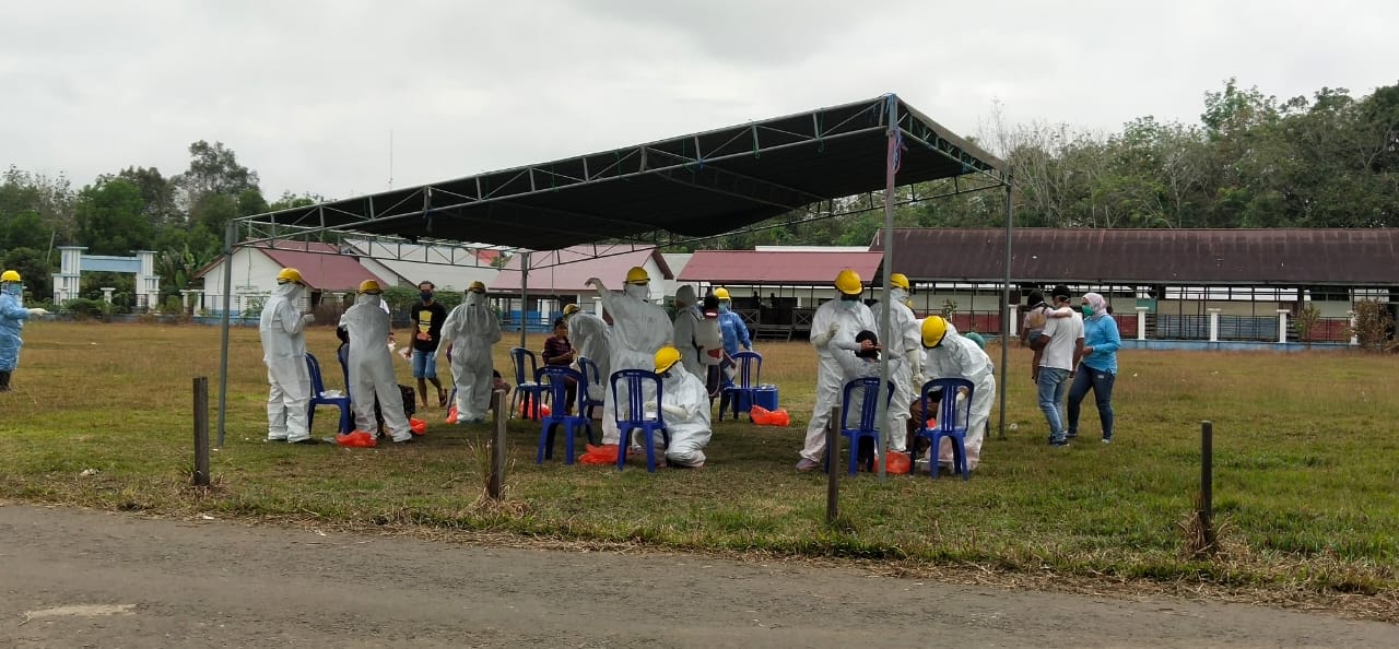 Petugas Melakukan Swab Tes Kepada  170 Orang Yang Pernah Kontak Erat