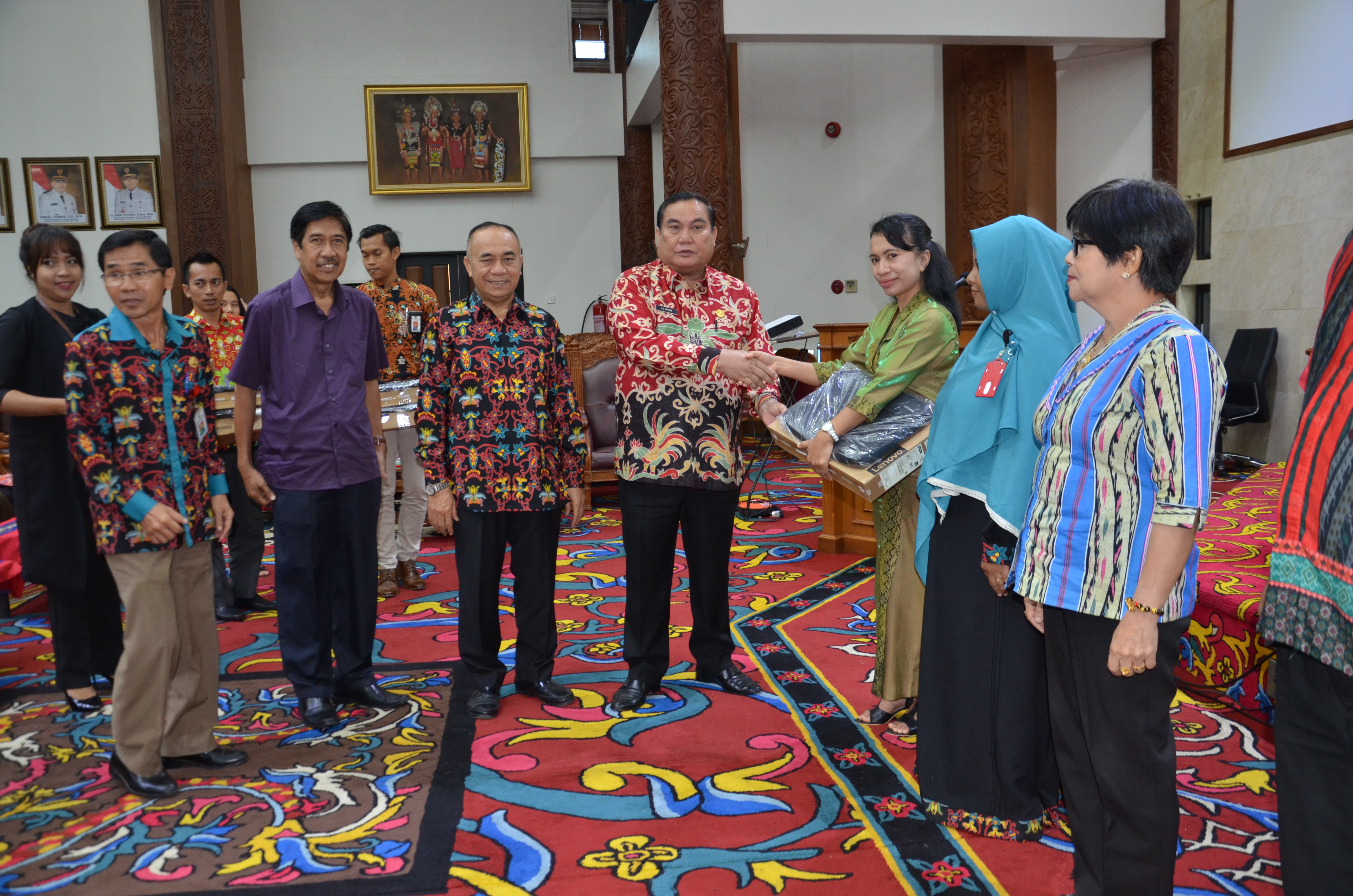 Bupati-Serahkan Serahkan Laptop Kepada Sekolah