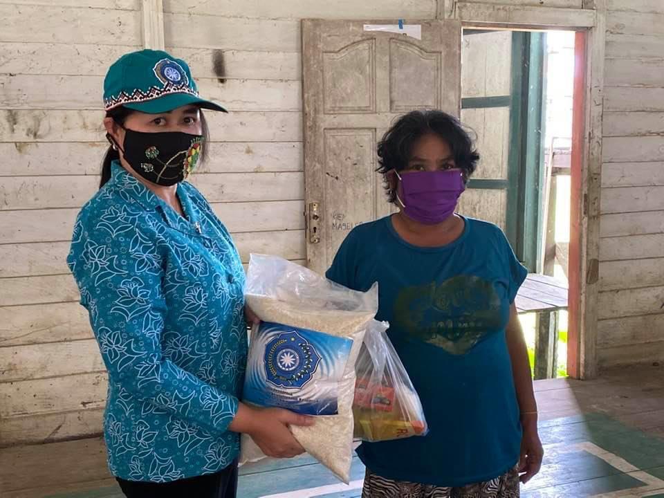  TP PKK Kubar Bagikan  Paket Sembako, Kepada Masyarakat Kurang mampu