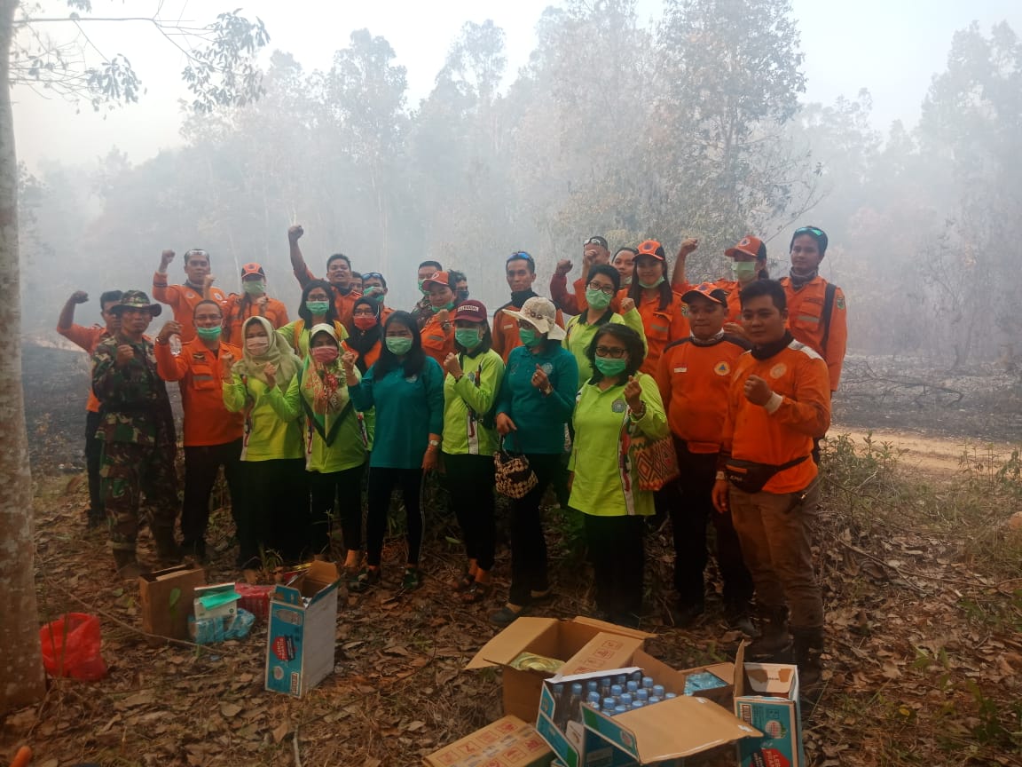 TP-PKK  Kubar memberi Dukungan semangat untuk Tim Pemadaman Karhutla dengan pemberian sejumlah bantuan