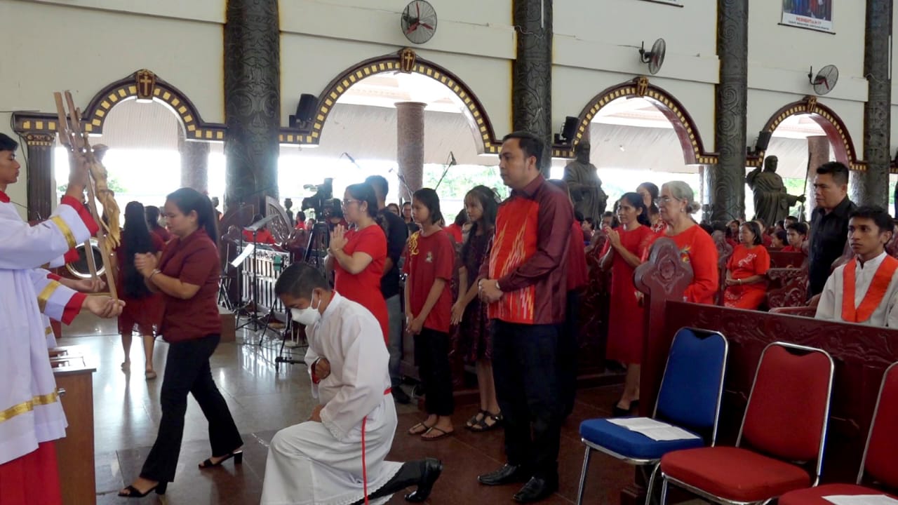 Bupati Kubar Mengikuti Perayaan Jumat Agung, Pesan “Damai Sejahtera Kristus di Tengah Keluarga”