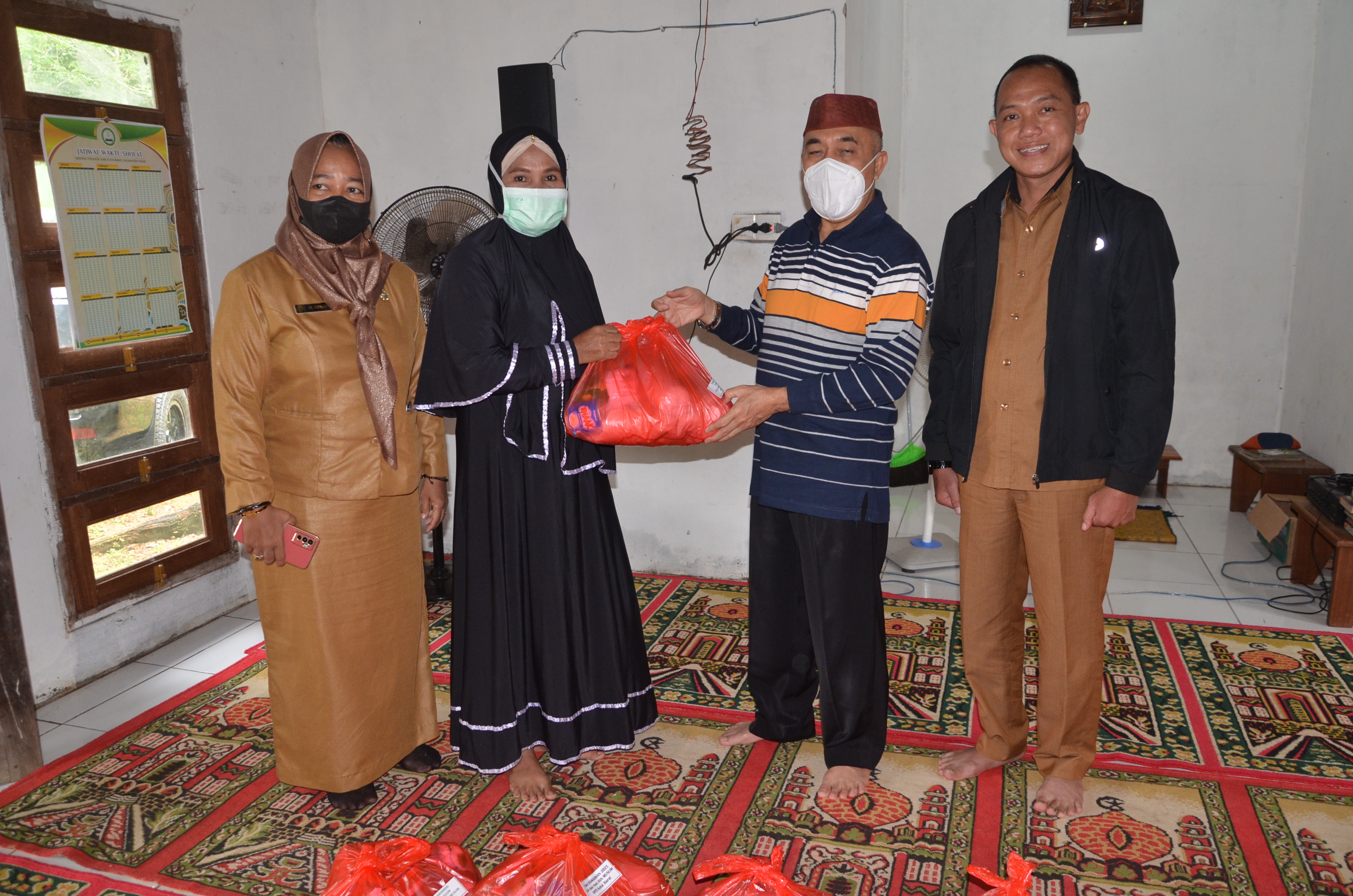 Wakil Bupati Bagikan Paket Ramadhan dari Anggota ASN dan Non ASN Muslim