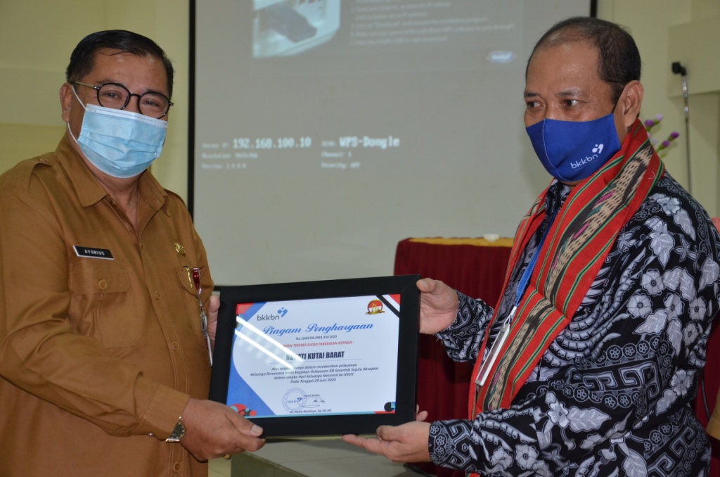 Pemkab Raih Penghargaan dari BKKBN, Terkait Pelayanan KB Serentak Sejuta Aseptor